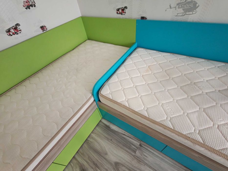 Две ъглови легла с чекмеджета от МДФ, с еднолицев матрак