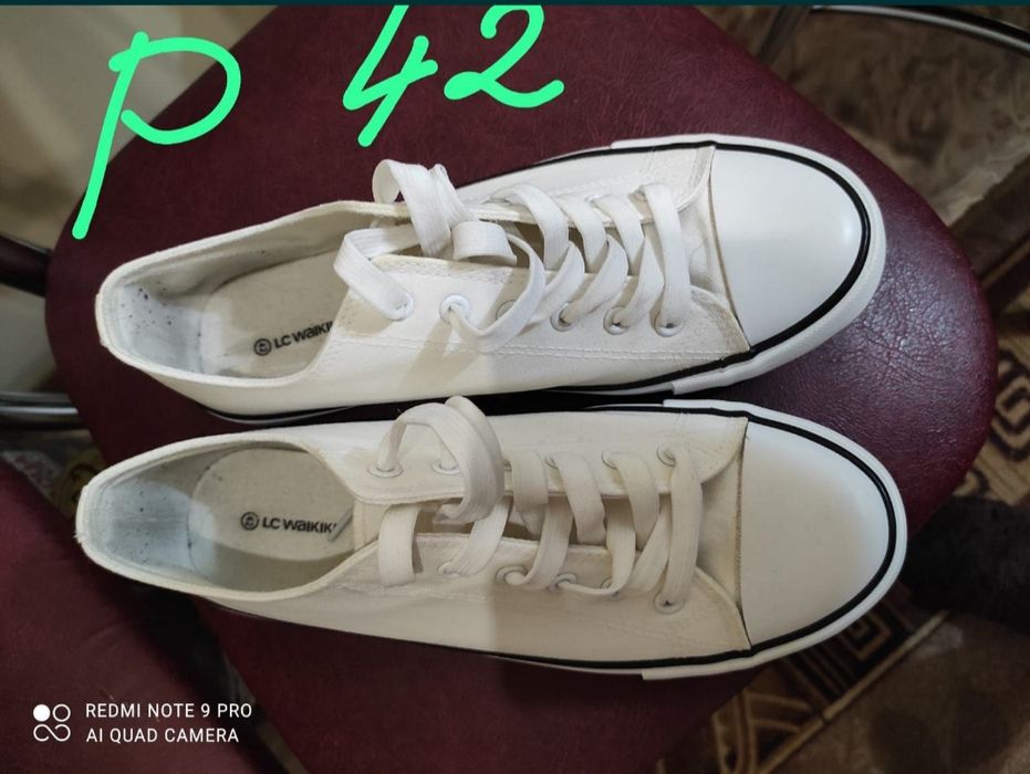 Спортивные кеды, футзалки.