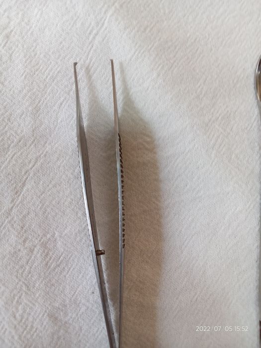 Meditsinskiy qaychi pinsetla