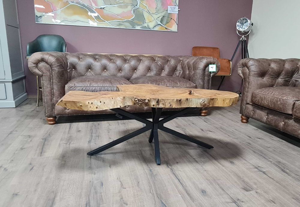 Масивна холна масичка от дърво и метални крака ръчна изработка