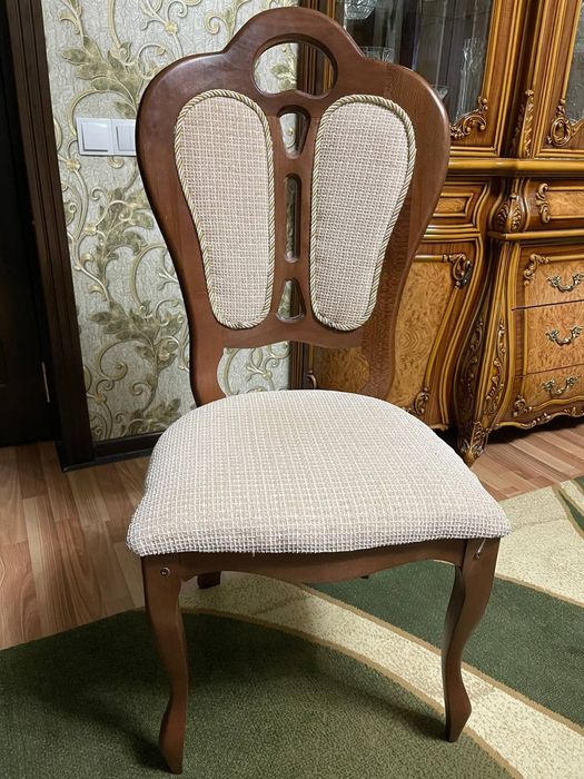 Срочно продаются стол и стулья в новом состоянии на 12 человек