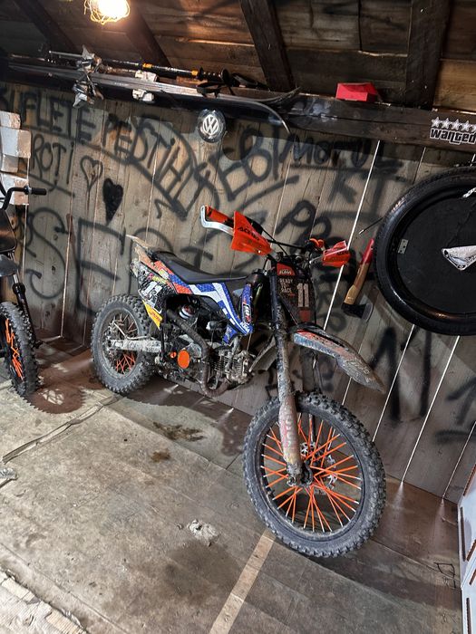 Vând cross 125cc 4t 30h de funcționare. Nu necesită nici o investiție tehnică cât și estetică