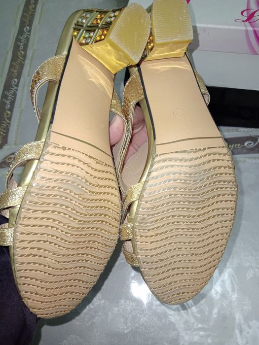 Oyoqlari orasidan korinadigan pantiesli qizlarning fotosuratlari