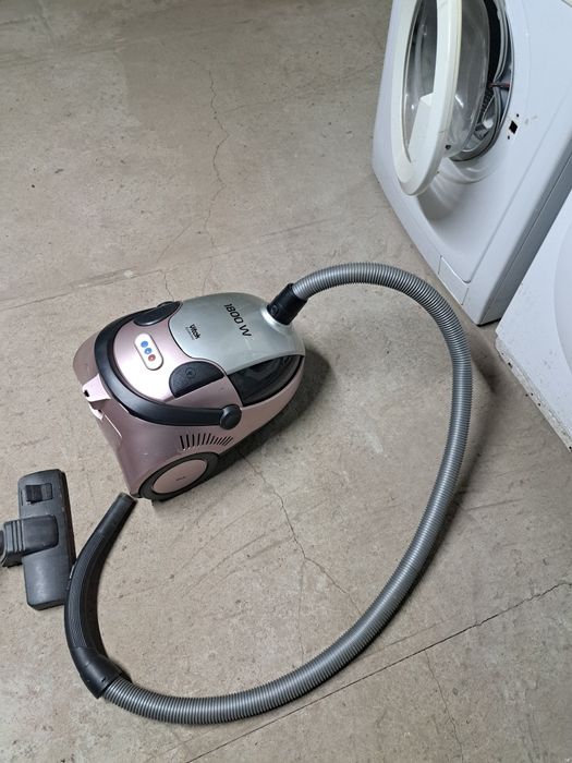 Пылесос vitek в рабочем состоянии