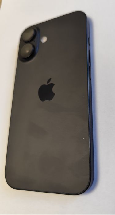 Vând iPhone 16 folosit, în stare foarte bună, huse cadou