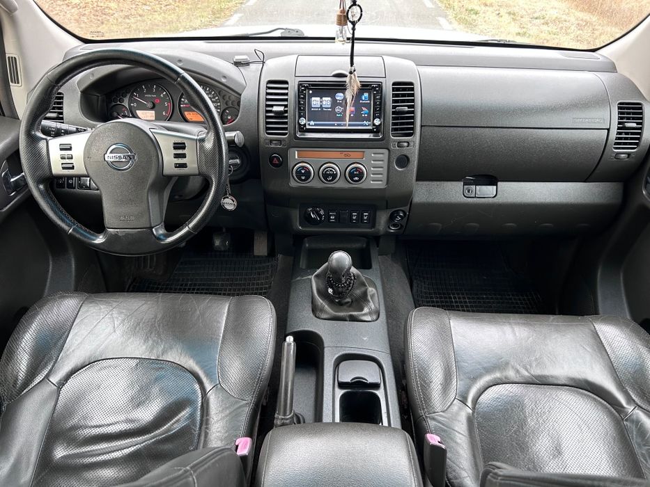 Vând nisan navara D40