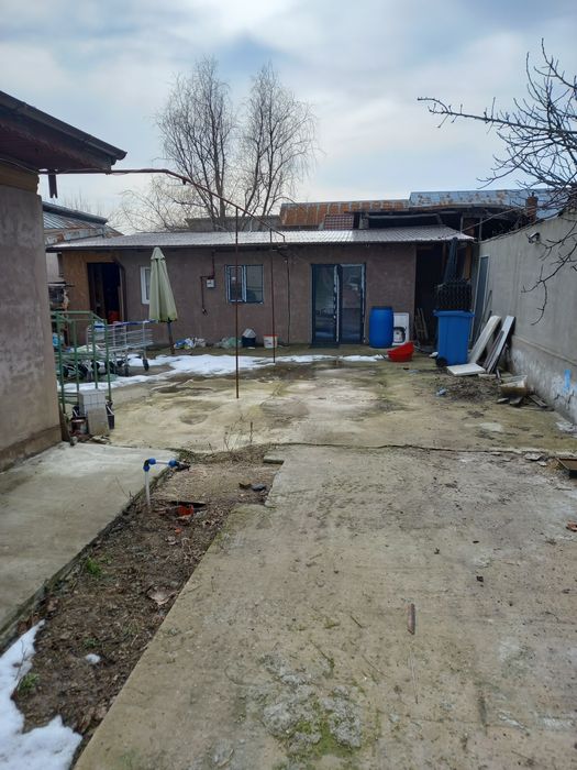 De închiriat casă la curte