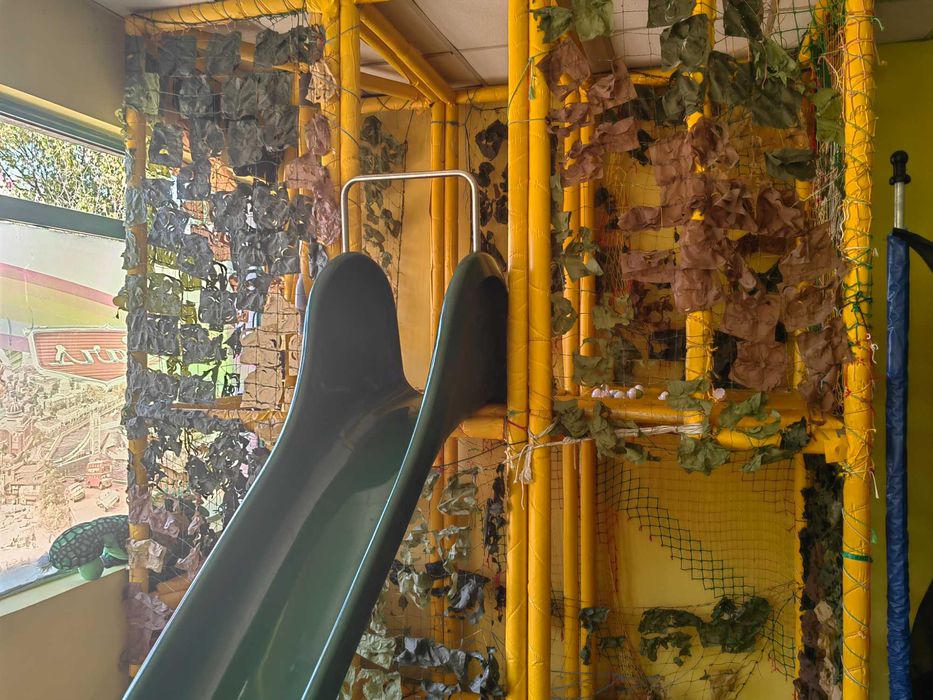 Плейграунд с пързалка и басейн за топки.