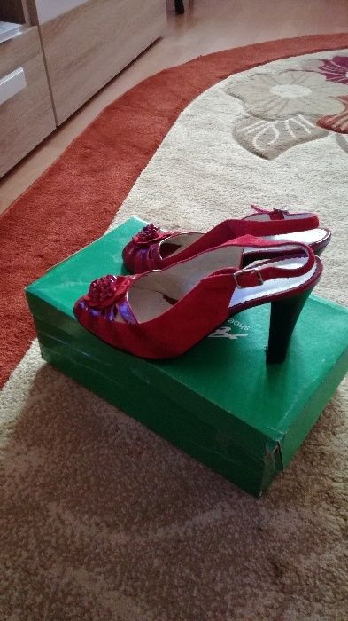 Sandale roșii de ocazie