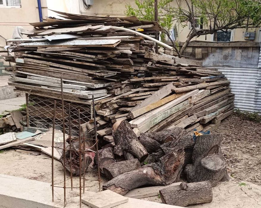 Katta miqdorda yog‘och,taxta.o'tin