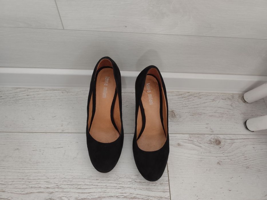 Черни велурени обувки на висок ток