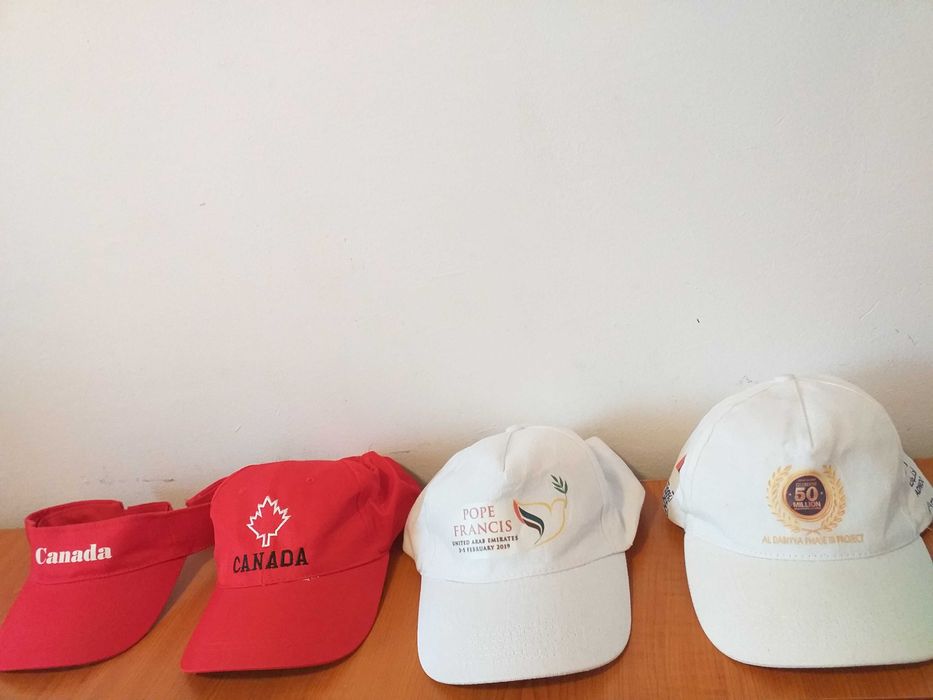 4 Sapca,2 rosii sigla Canada;-Şapcă Colecţie Papa Francis 2019