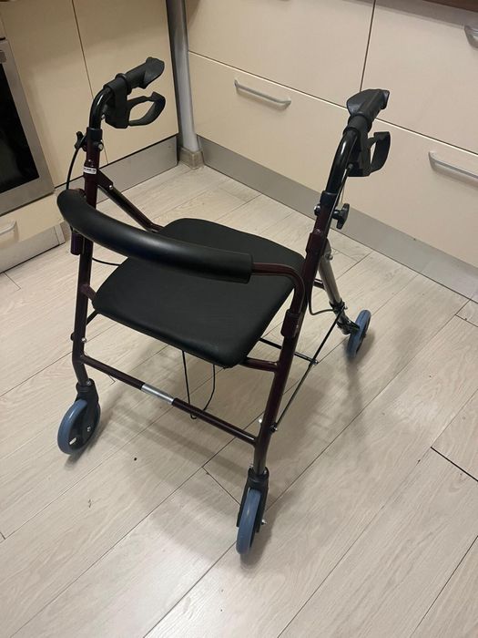 scaun cu rotilenpentru persoane cu dizabilitati