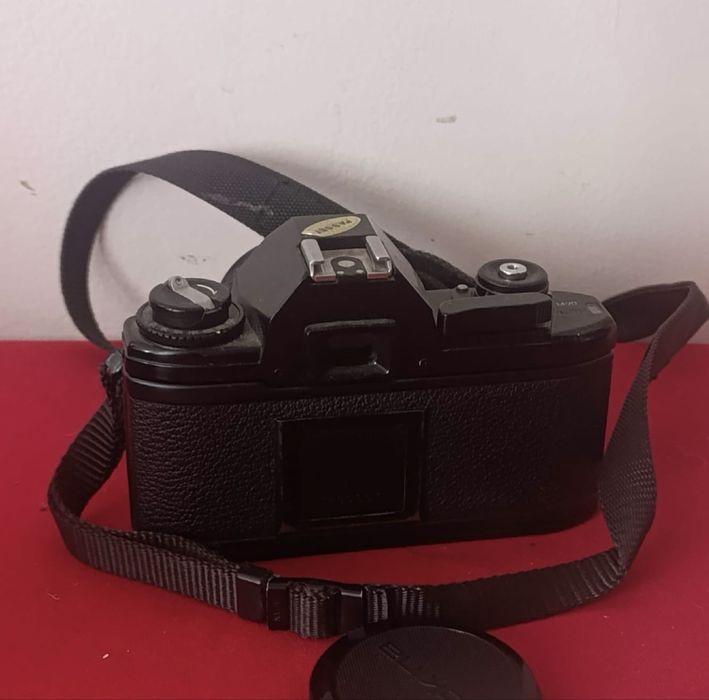 Aparat foto Nikon EM 35mm film SLR cu obiectivul Tokina RMC 35mm f/2.8.