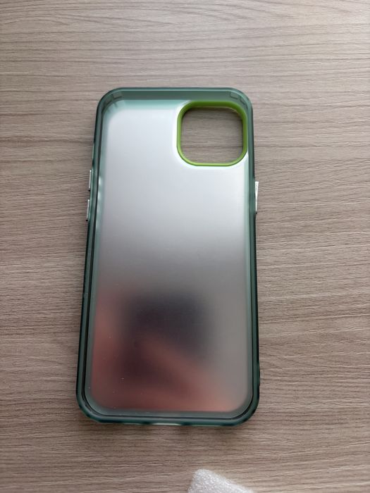 Продам чехол на IPhone 13.