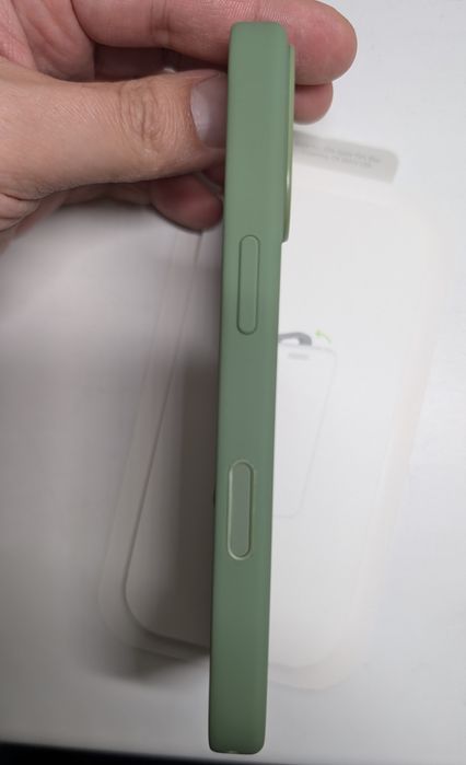 Чехлы для iPhone 17