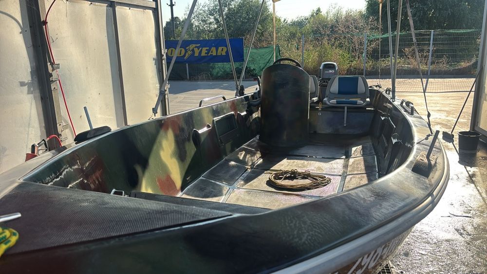 Barcă cu motor Yamaha 30 CP – aproape nouă