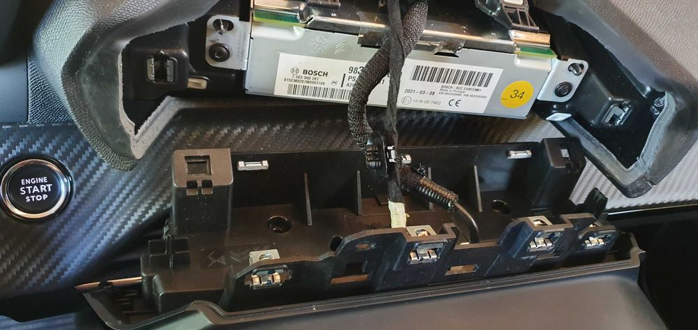 Оригинална мултимедия за пежо 208 ел 2021г.