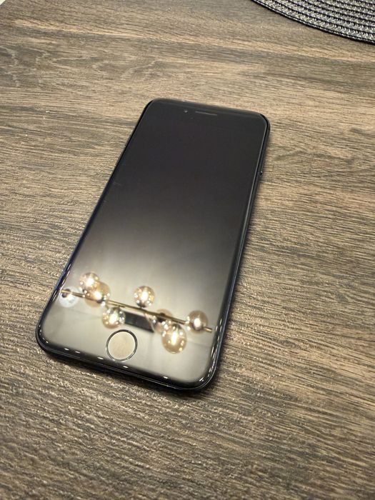Iphone 7 / 32GB / нова батерия от iStyle