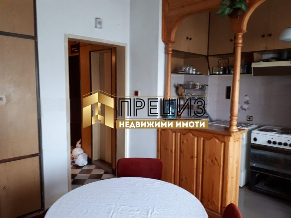 Продажба на 4-стаен апартамент в центъра на гр. Нови пазар - снимка 6