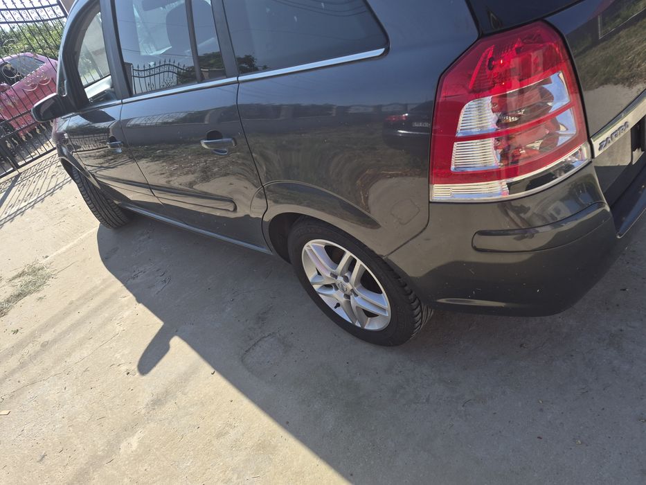 Masina Opel Zafira
