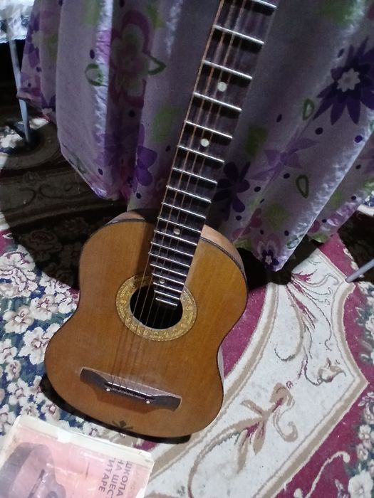 Продаётся шестиструнная гитара