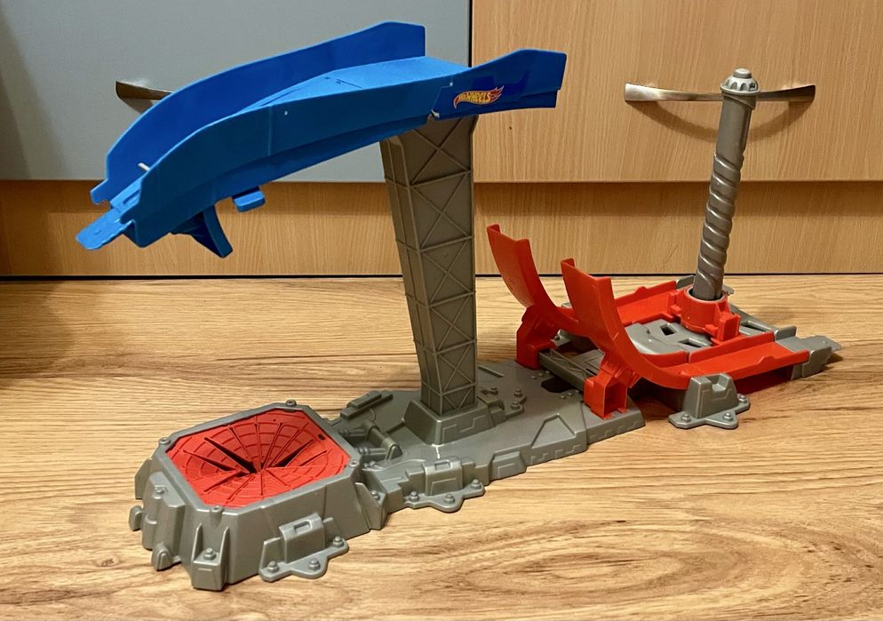 Огромен комплект Hot Wheels – 4 различни сета + допълнителни части!