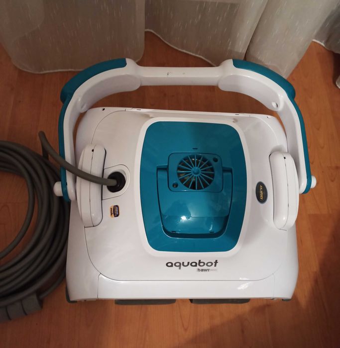 Robot de piscină cu giroscop BWT Aquabot WR300.