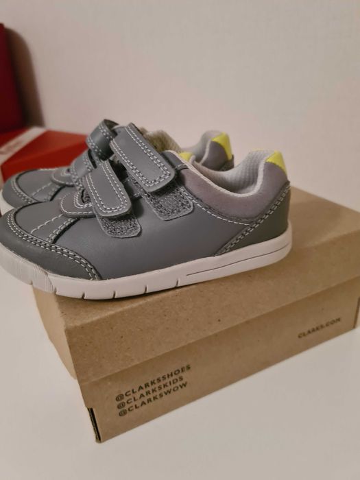 Papuci copii Clarks noi