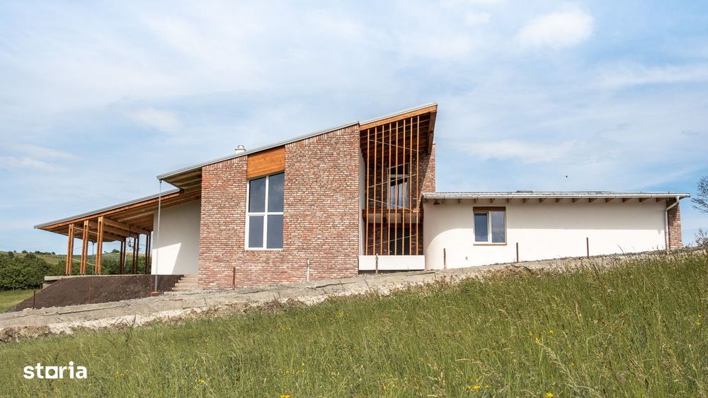 Casa semifinisata, cu totul diferita, in varf de deal, de vanzare