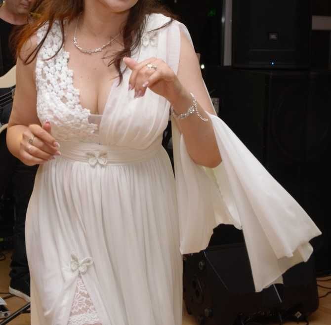 Doua rochii de mireasa