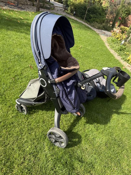 Детска количка Stokke със спален чувал и две бебешки кошници за кола. Аксесоарите към количката са включени в комплекта.