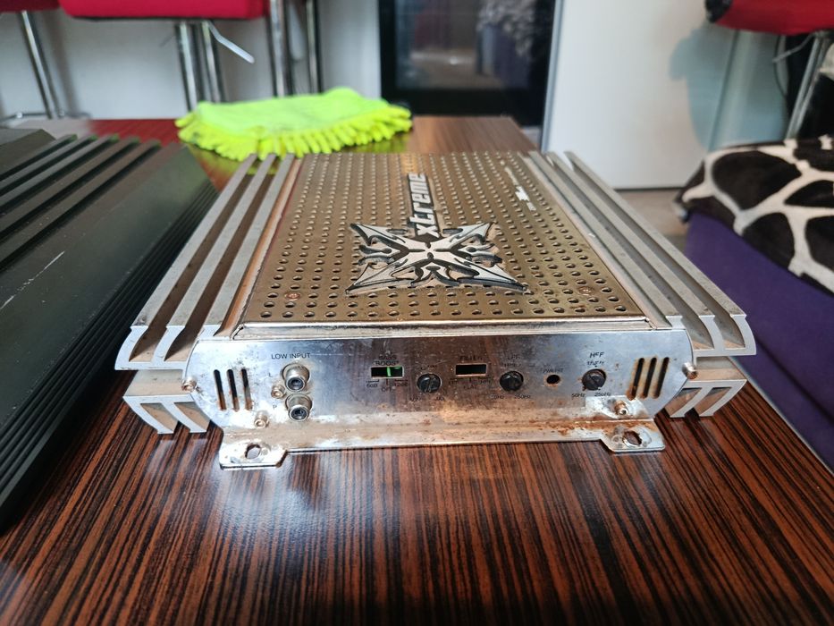 Vând sau schimb 2 amplificatoare auto cablaje  tub bass