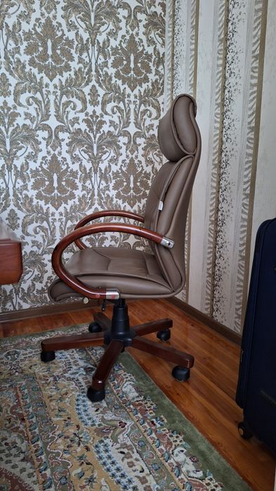Офисное кресло в хорошем состояние