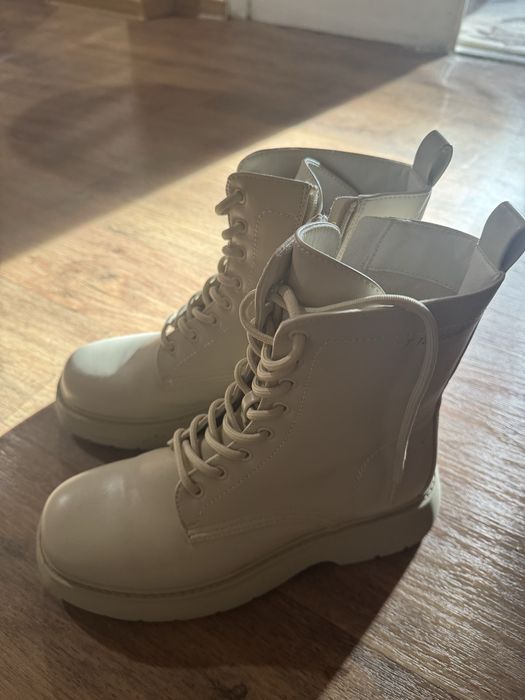 Продам ботинки весенние на девочку новые