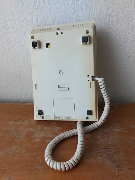 Продавам стар телефон