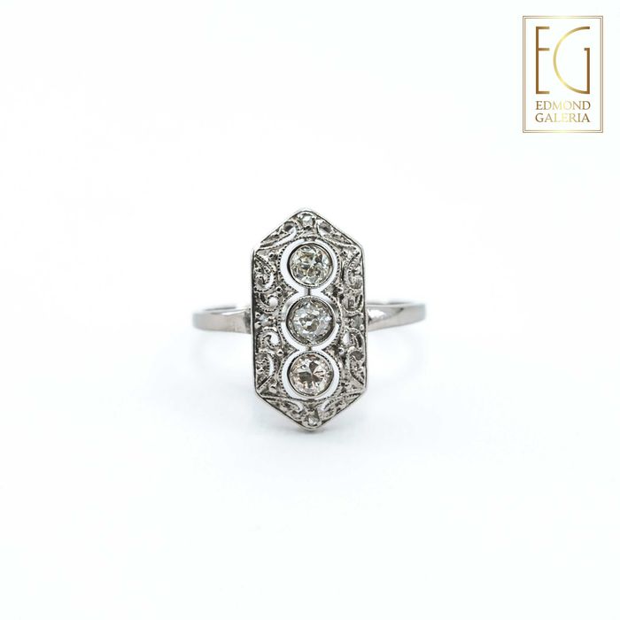 Inel Art Deco din aur alb, decorat cu diamante