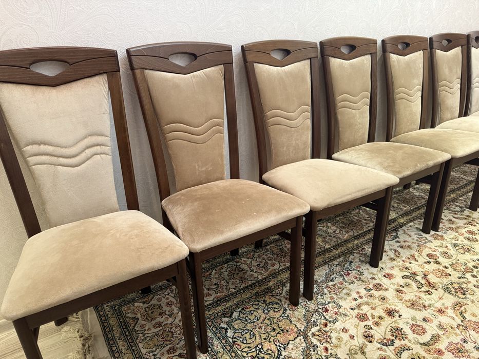 Мебель для гостиной. Сервант, стол, стулья