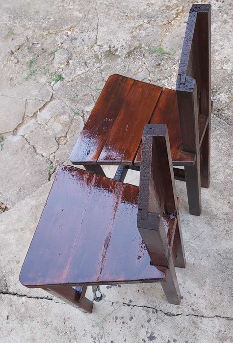 Два ръчно изработени дървени стола
