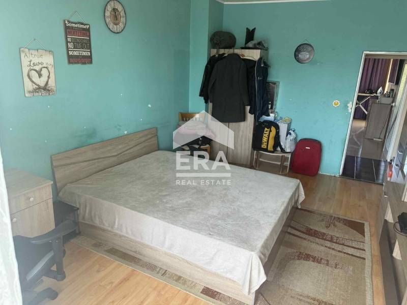 Ексклузивен тристаен апартамент с камина и локално парно, район Владис