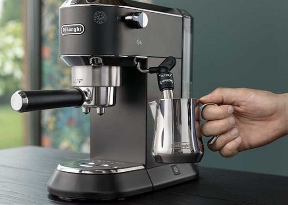 Продам кофеварку Delonghi EC685BK