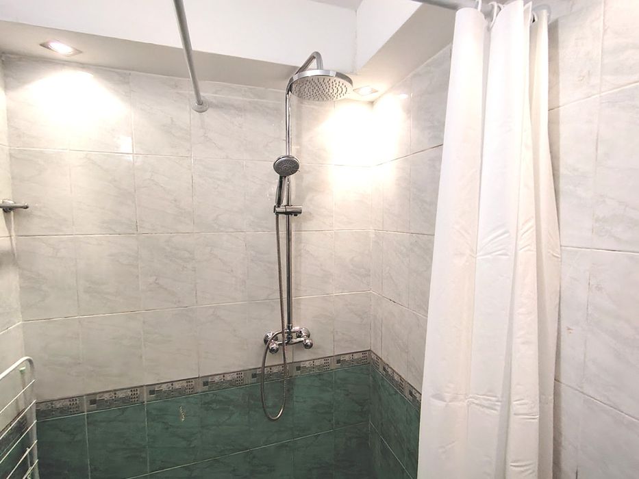 Едностаен от 42 кв.м, Център, обзаведен, ремонтиран, за Ч. Л - 450 EUR