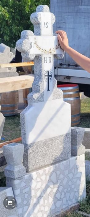 Vând cruci cavouri cripte borduri din marmura granit mozaic p