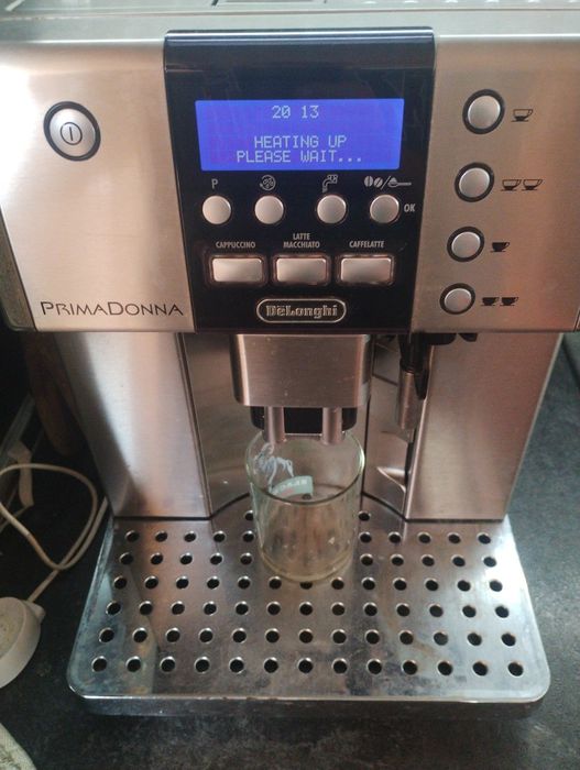 Кафе автомат кафемашина Delonghi prima Donna 6600 със каничка