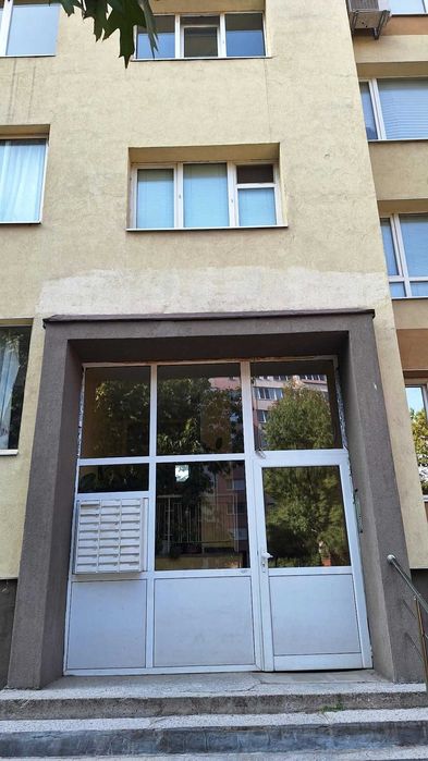 продава гарсониера на ул. „Битоля", кв. „Бели брези", гр. София