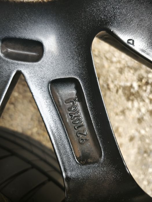 16" оригинални алуминиеви джанти за Toyota Yaris Hybrid.