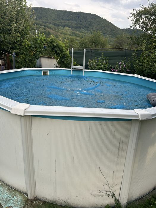 Vand piscina cu cadru de otel.