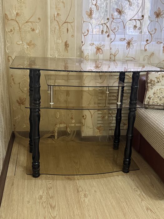 Стеклянный стол продам