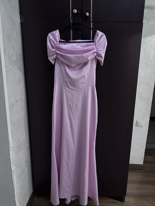 нәзік розовый түсті кешкі көйлек.