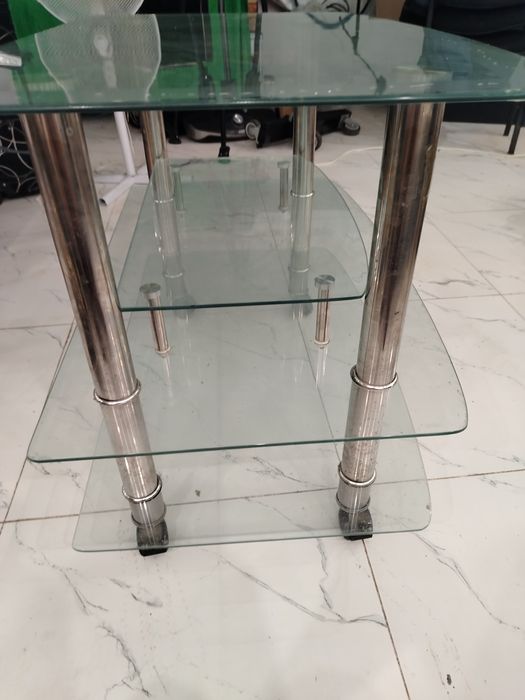 Стеклянный столик на колёсах